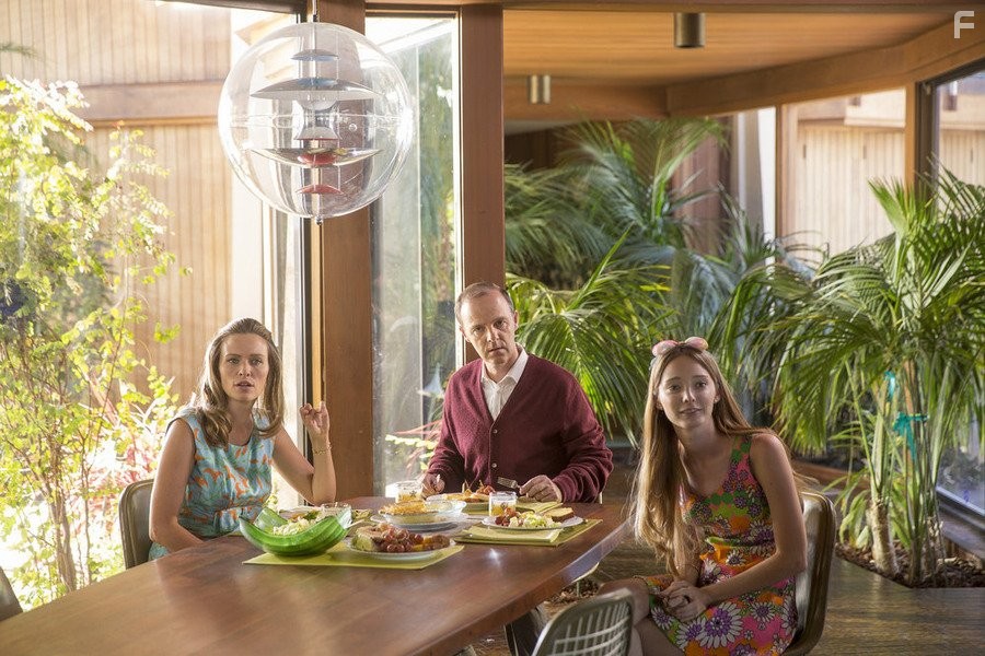 Br?an F. O'Byrne, Michaela McManus, and Emma Dumont in Водолей (2015)