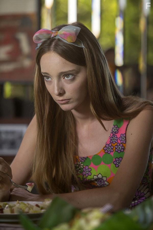 Emma Dumont in Водолей (2015)