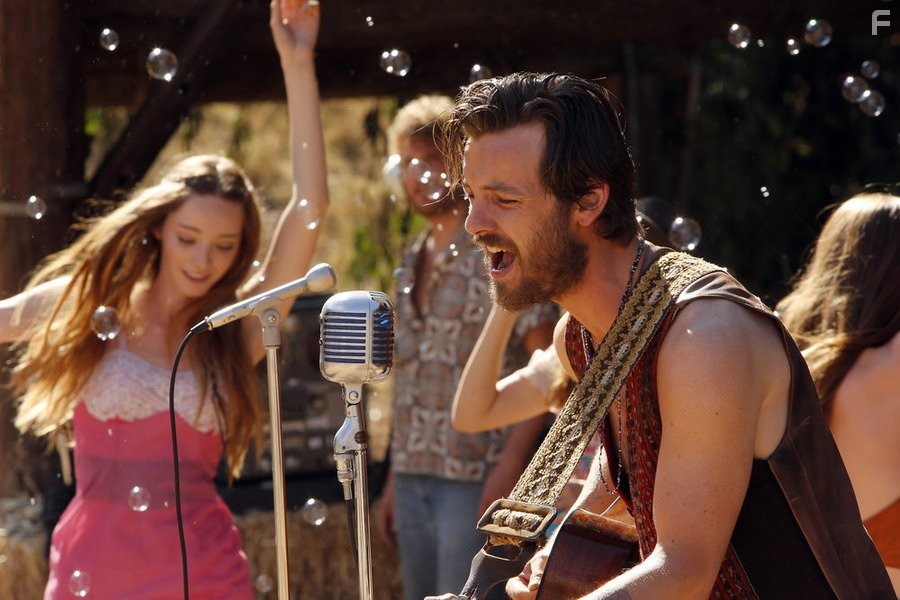 Gethin Anthony and Emma Dumont in Водолей (2015)