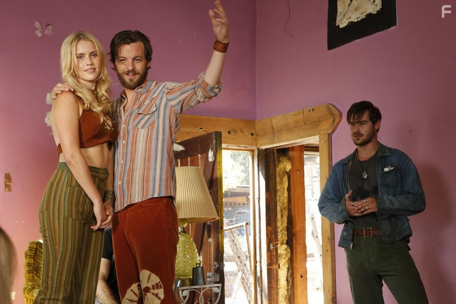 Gethin Anthony, Claire Holt, and Grey Damon in Водолей (2015)