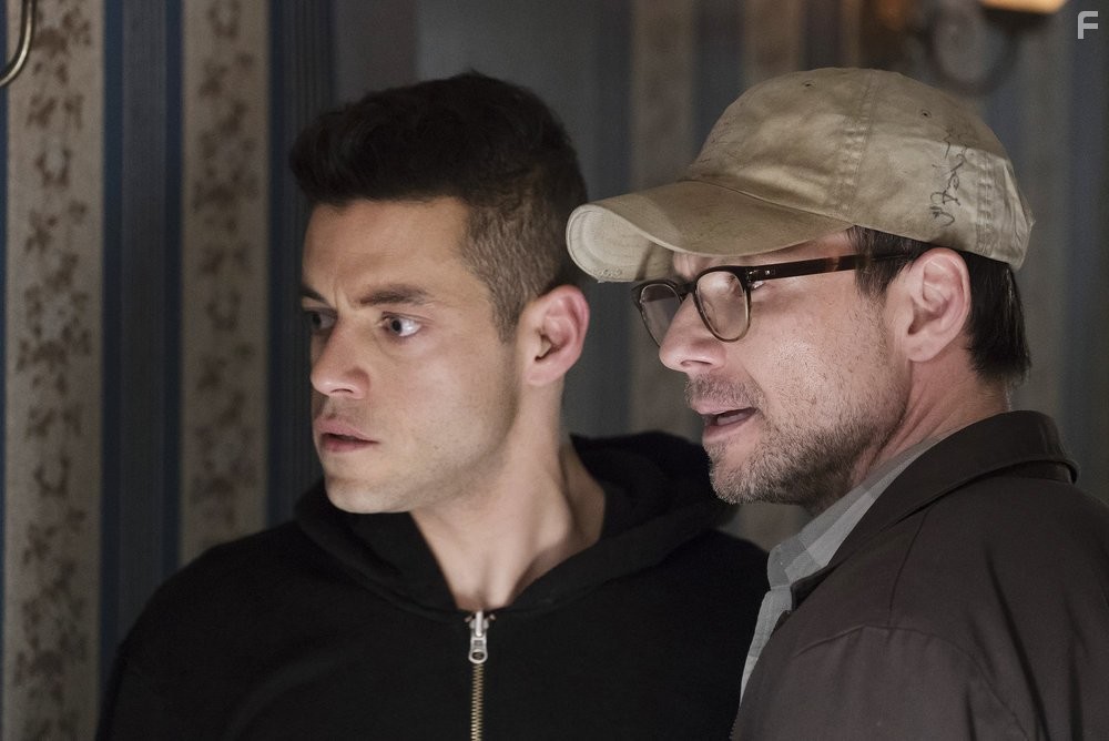 Christian Slater and Rami Malek in Мистер Робот (2015)