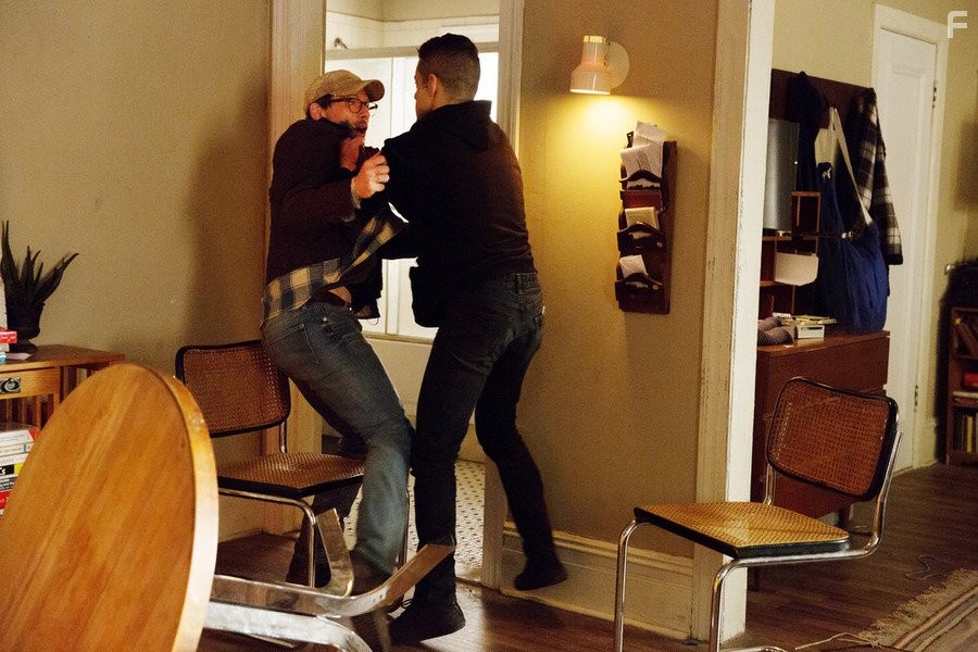 Christian Slater and Rami Malek in Мистер Робот (2015)