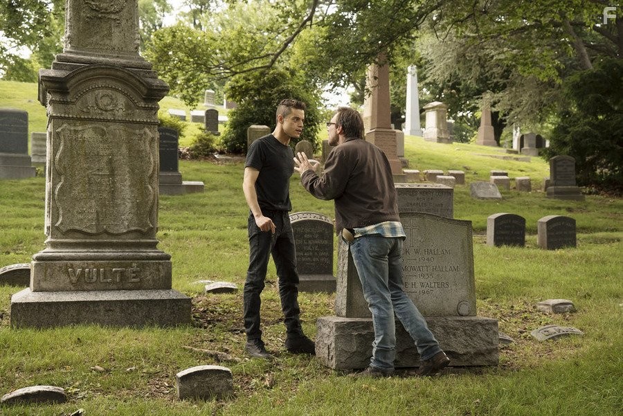 Christian Slater and Rami Malek in Мистер Робот (2015)