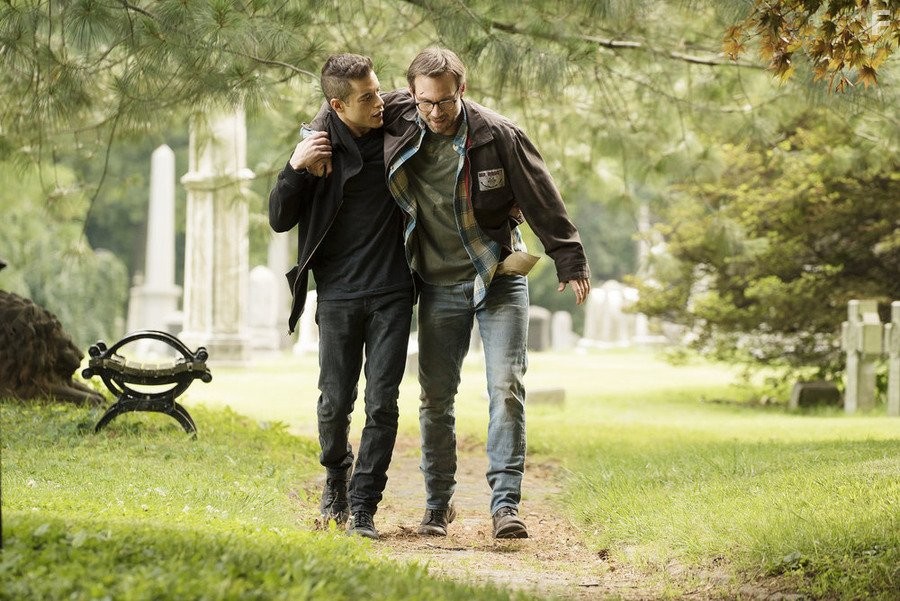 Christian Slater and Rami Malek in Мистер Робот (2015)