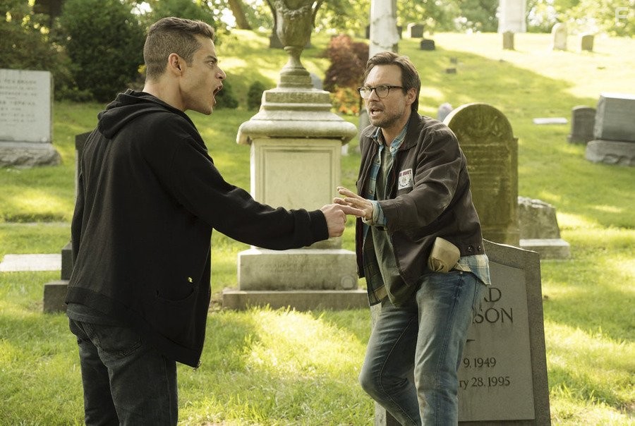 Christian Slater and Rami Malek in Мистер Робот (2015)