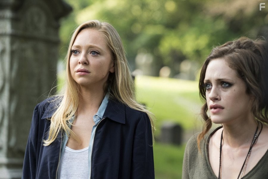 Portia Doubleday and Carly Chaikin in Мистер Робот (2015)