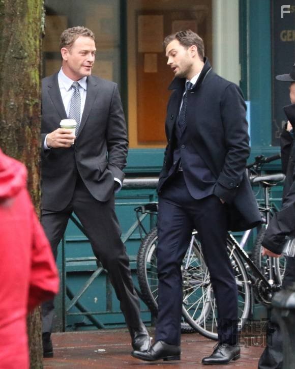 Max Martini and Jamie Dornan in На пятьдесят оттенков темнее (2017)