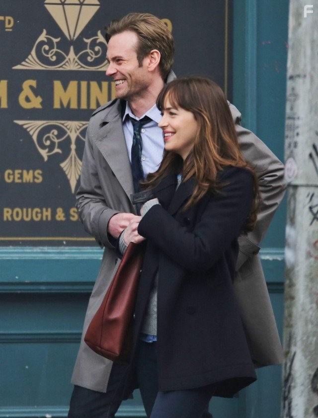 Dakota Johnson and Eric Johnson in На пятьдесят оттенков темнее (2017)