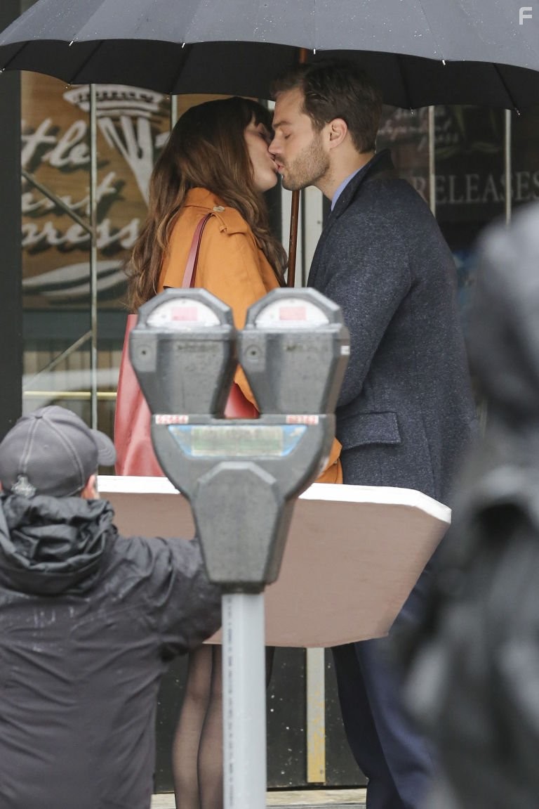 Dakota Johnson and Jamie Dornan in На пятьдесят оттенков темнее (2017)