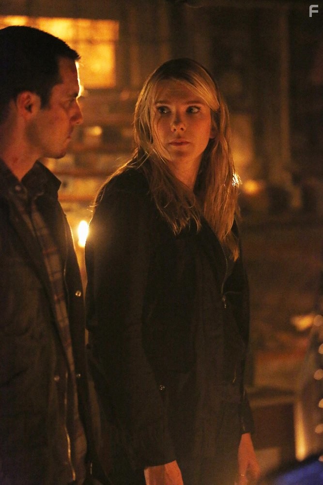 Milo Ventimiglia and Lily Rabe in Шёпот (2015)