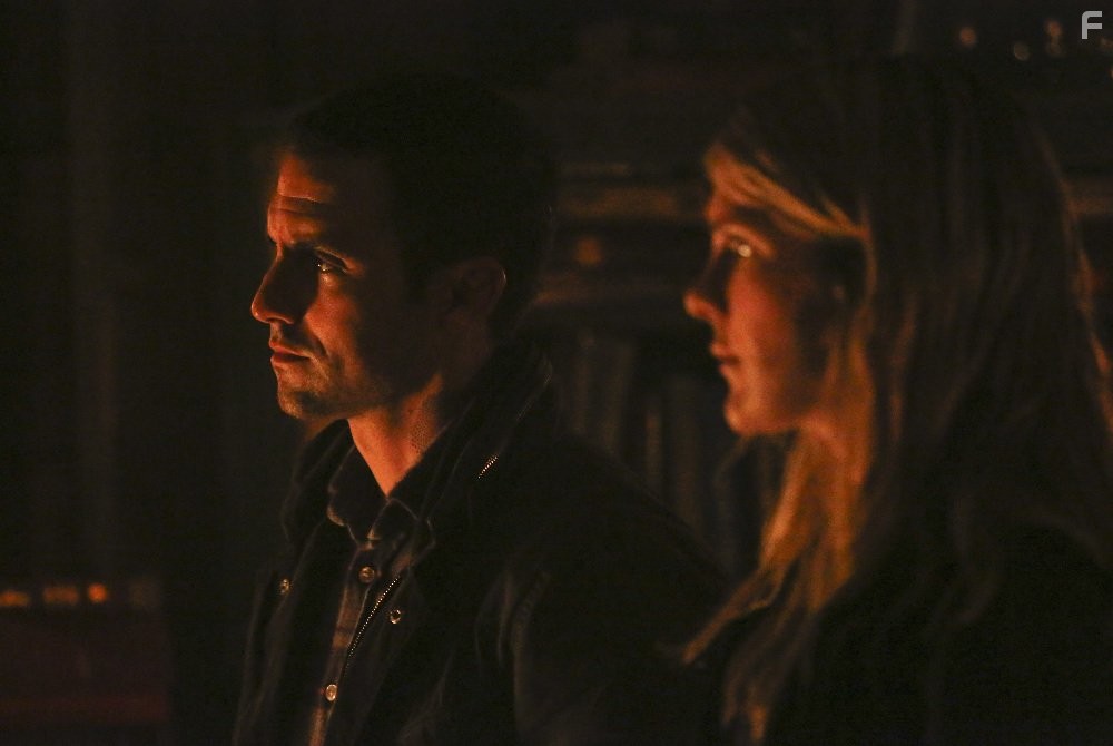 Milo Ventimiglia and Lily Rabe in Шёпот (2015)
