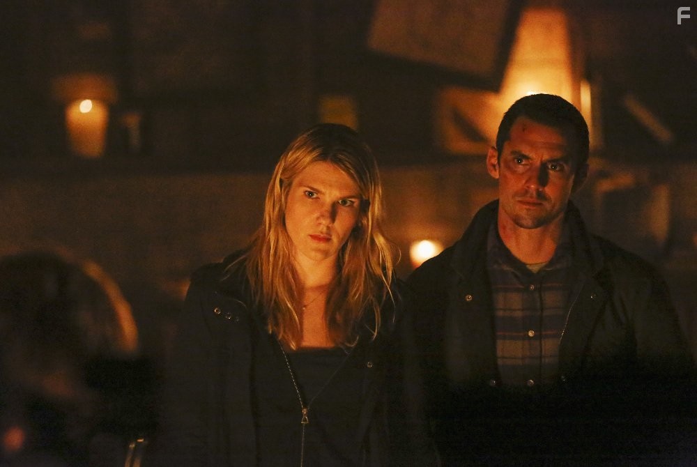 Milo Ventimiglia and Lily Rabe in Шёпот (2015)