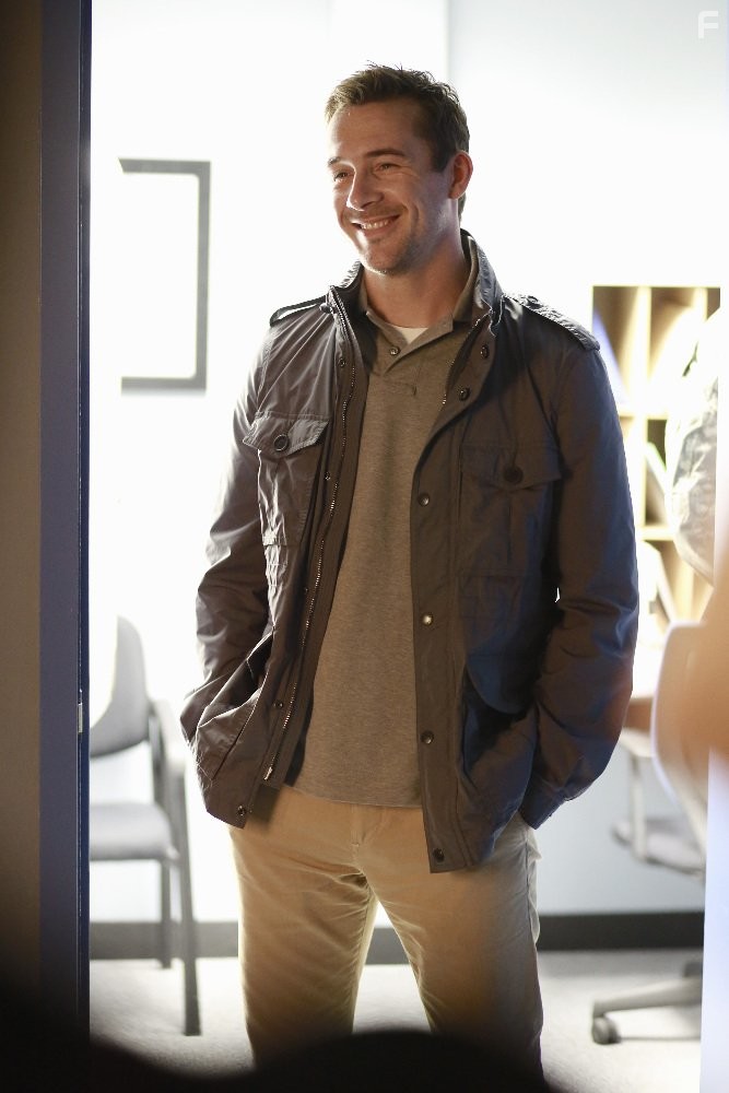 Barry Sloane in Шёпот (2015)