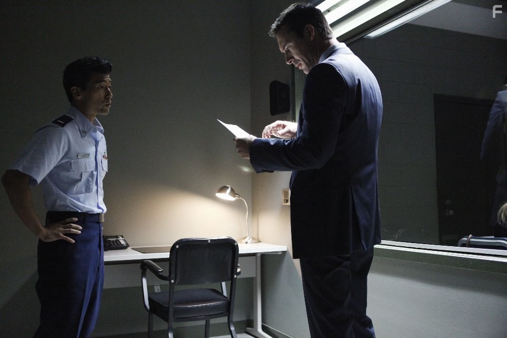 Kevan Ohtsji and Barry Sloane in Шёпот (2015)