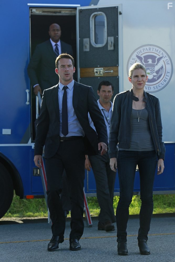 Lily Rabe and Barry Sloane in Шёпот (2015)