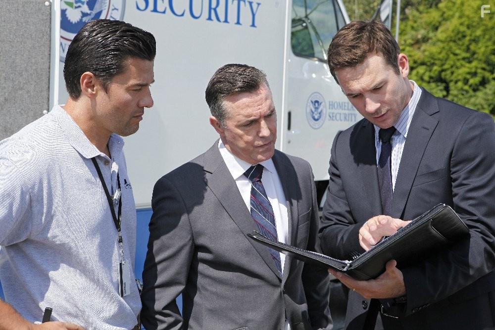 Steve Bacic, Paul McGillion, and Barry Sloane in Шёпот (2015)