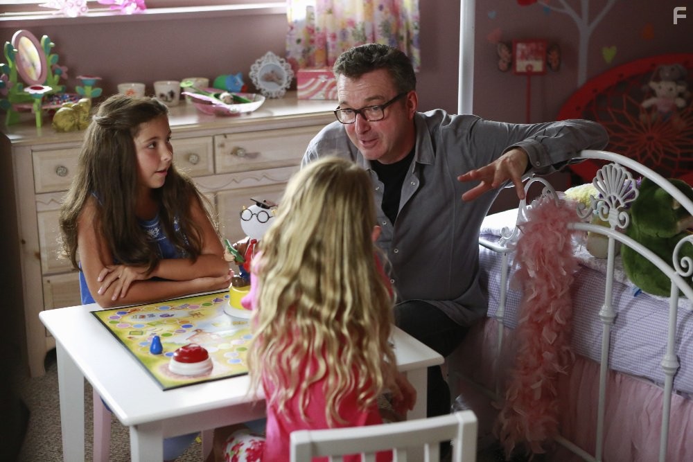 Emma Tremblay and Kylie Rogers in Шёпот (2015)