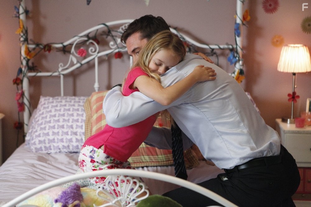 Barry Sloane and Kylie Rogers in Шёпот (2015)