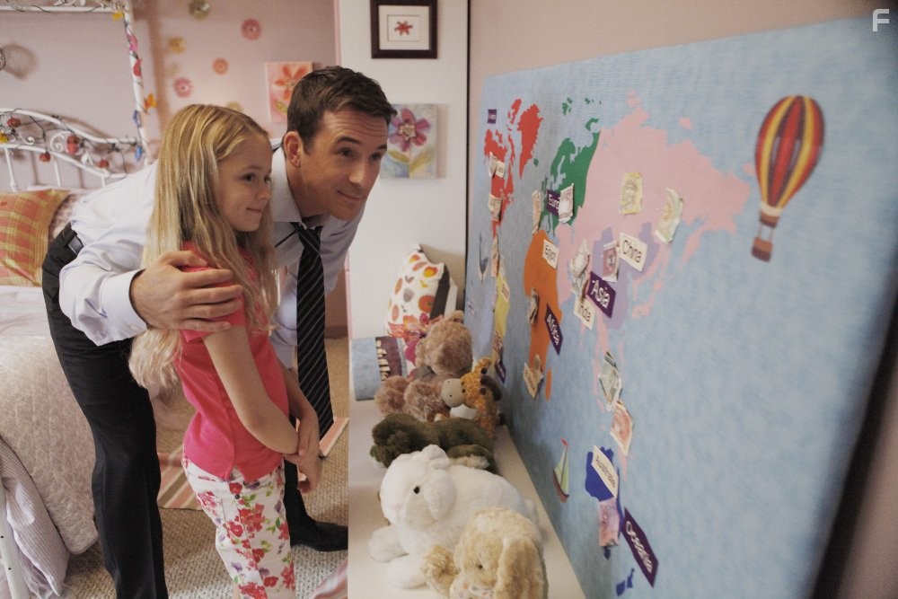 Barry Sloane and Kylie Rogers in Шёпот (2015)