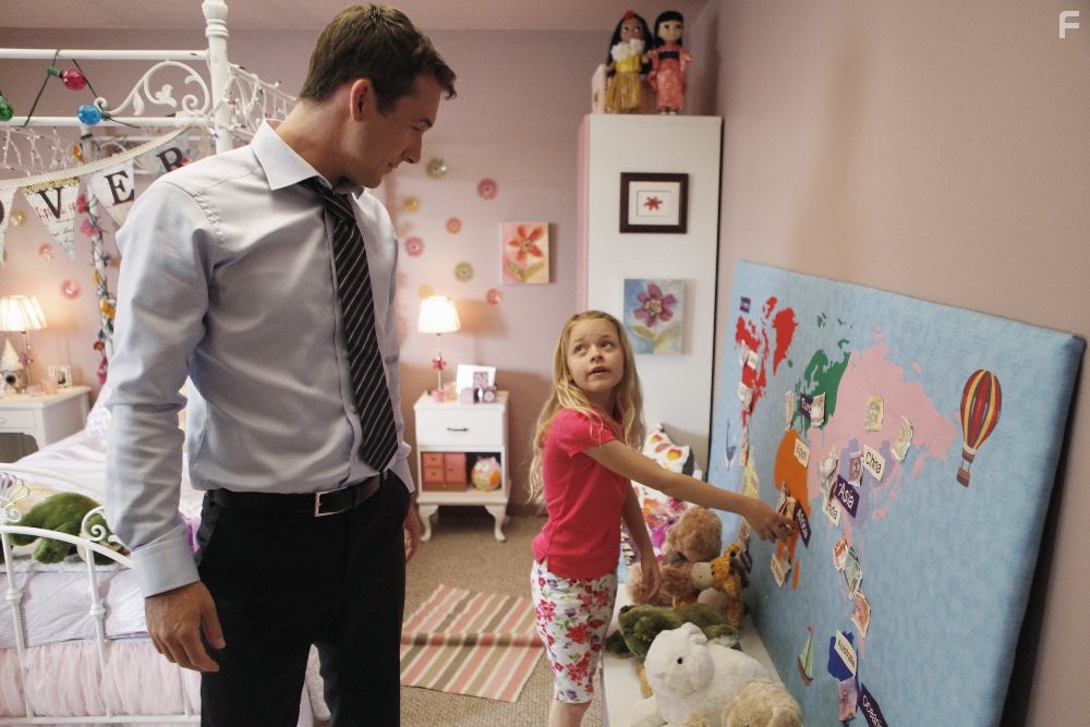 Barry Sloane and Kylie Rogers in Шёпот (2015)