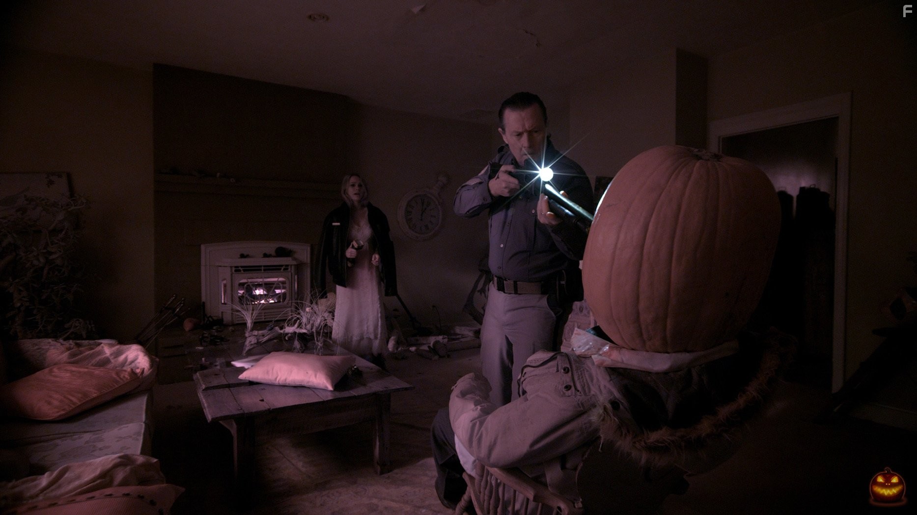 Robert Patrick and Chloe Rose in Озорники (2015)