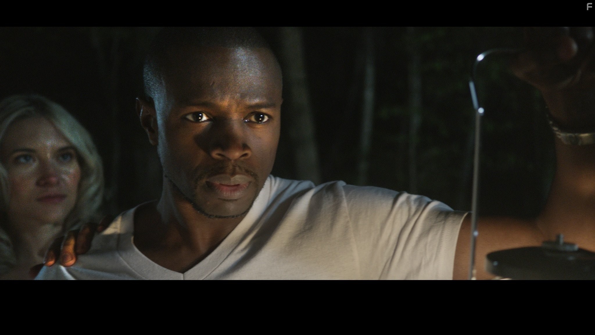 Sean Patrick Thomas and Cara Loften in Глубоко во тьме (2014)