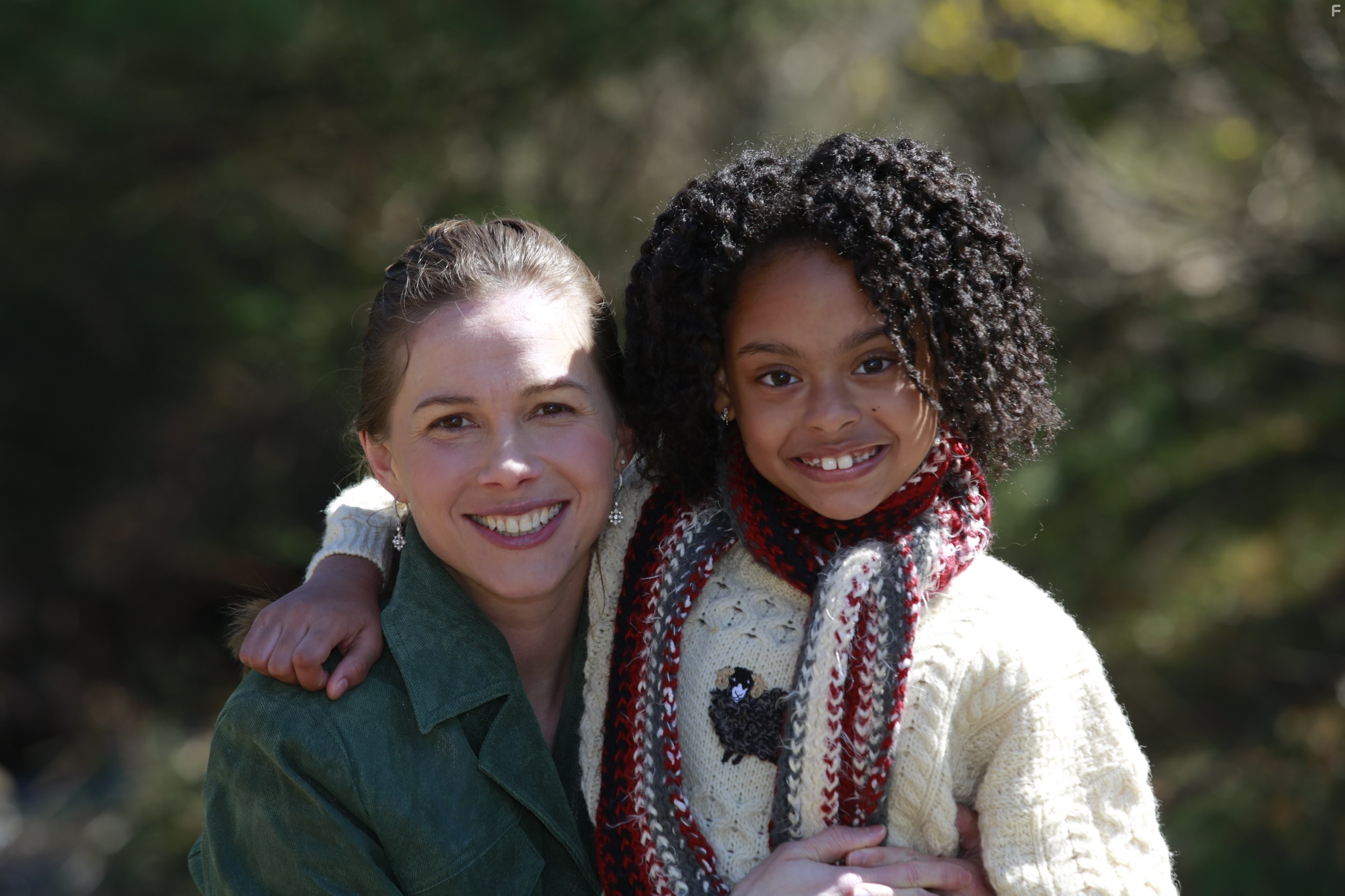 Kristen Bush and Athena Grant in Глубоко во тьме (2014)