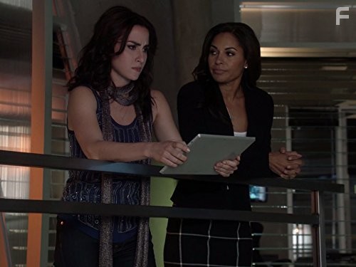 Salli Richardson-Whitfield and Allison Scagliotti in Сшиватели (2015)