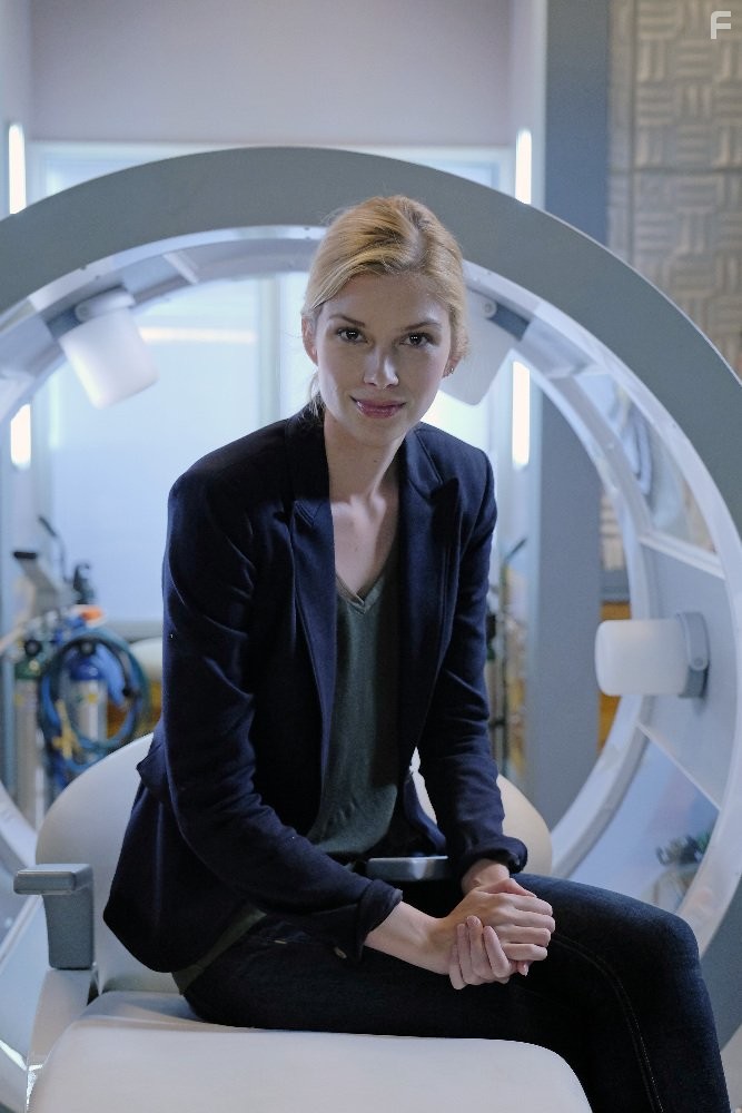 Emma Ishta in Сшиватели (2015)