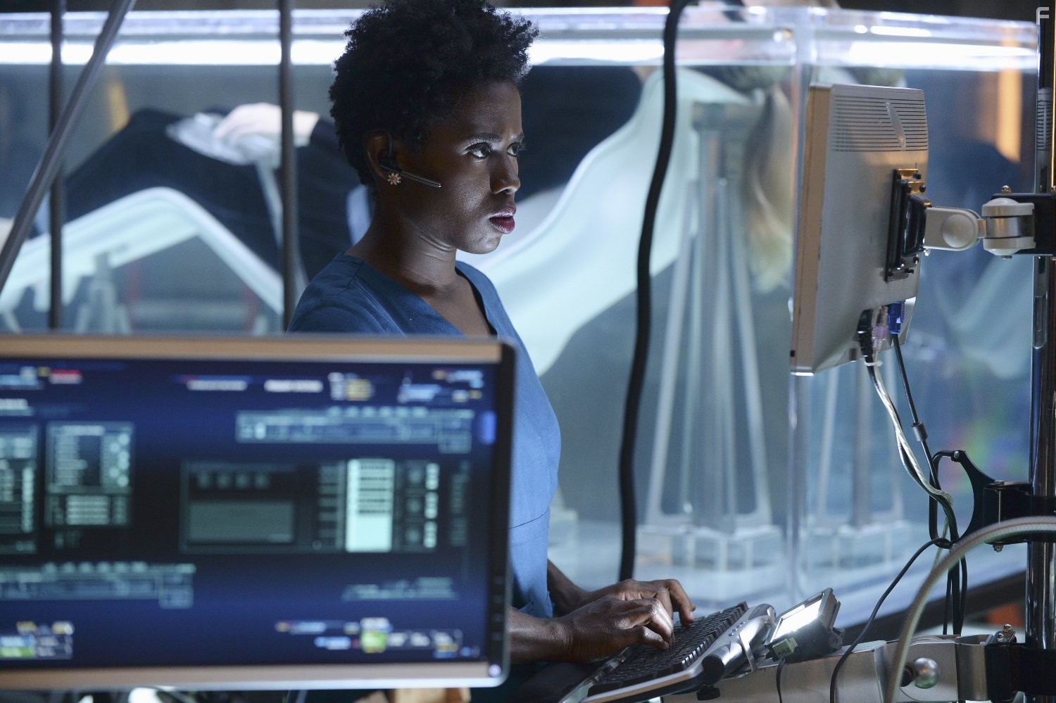 Sola Bamis in Сшиватели (2015)