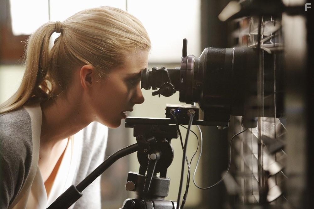 Emma Ishta in Сшиватели (2015)