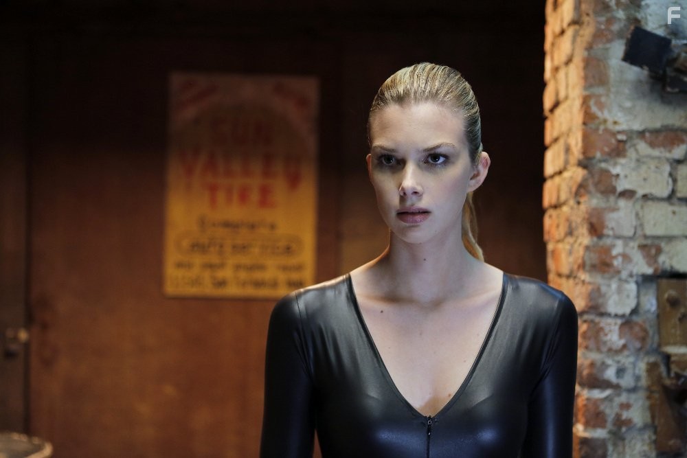 Emma Ishta in Сшиватели (2015)