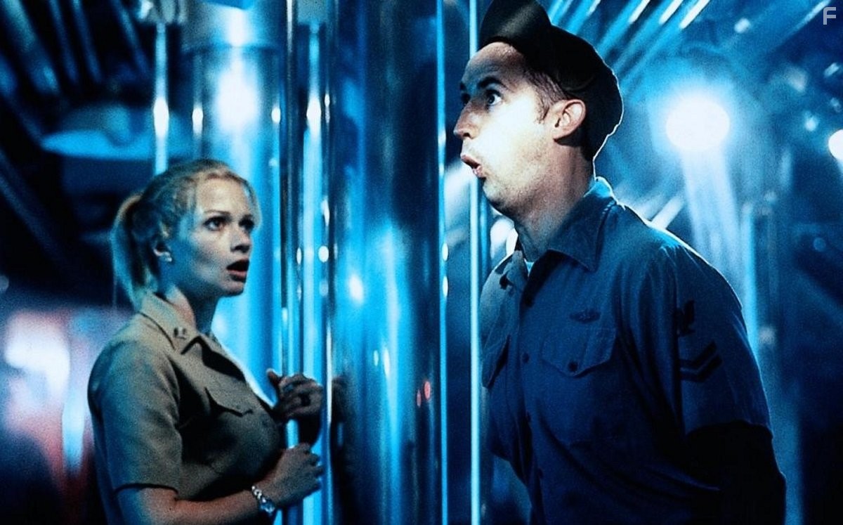 Lauren Holly and Harry Dean Stanton in Убрать перископ (1996)