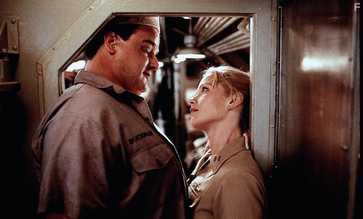 Lauren Holly and Ken Hudson Campbell in Убрать перископ (1996)