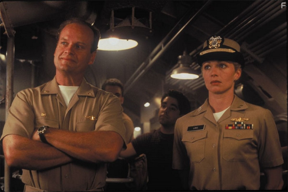Lauren Holly and Kelsey Grammer in Убрать перископ (1996)