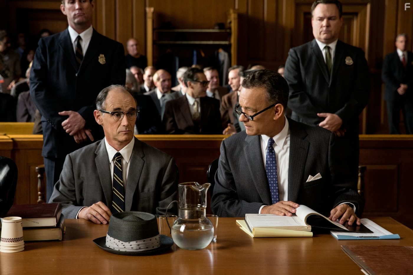 Tom Hanks and Mark Rylance in Шпионский мост (2015)