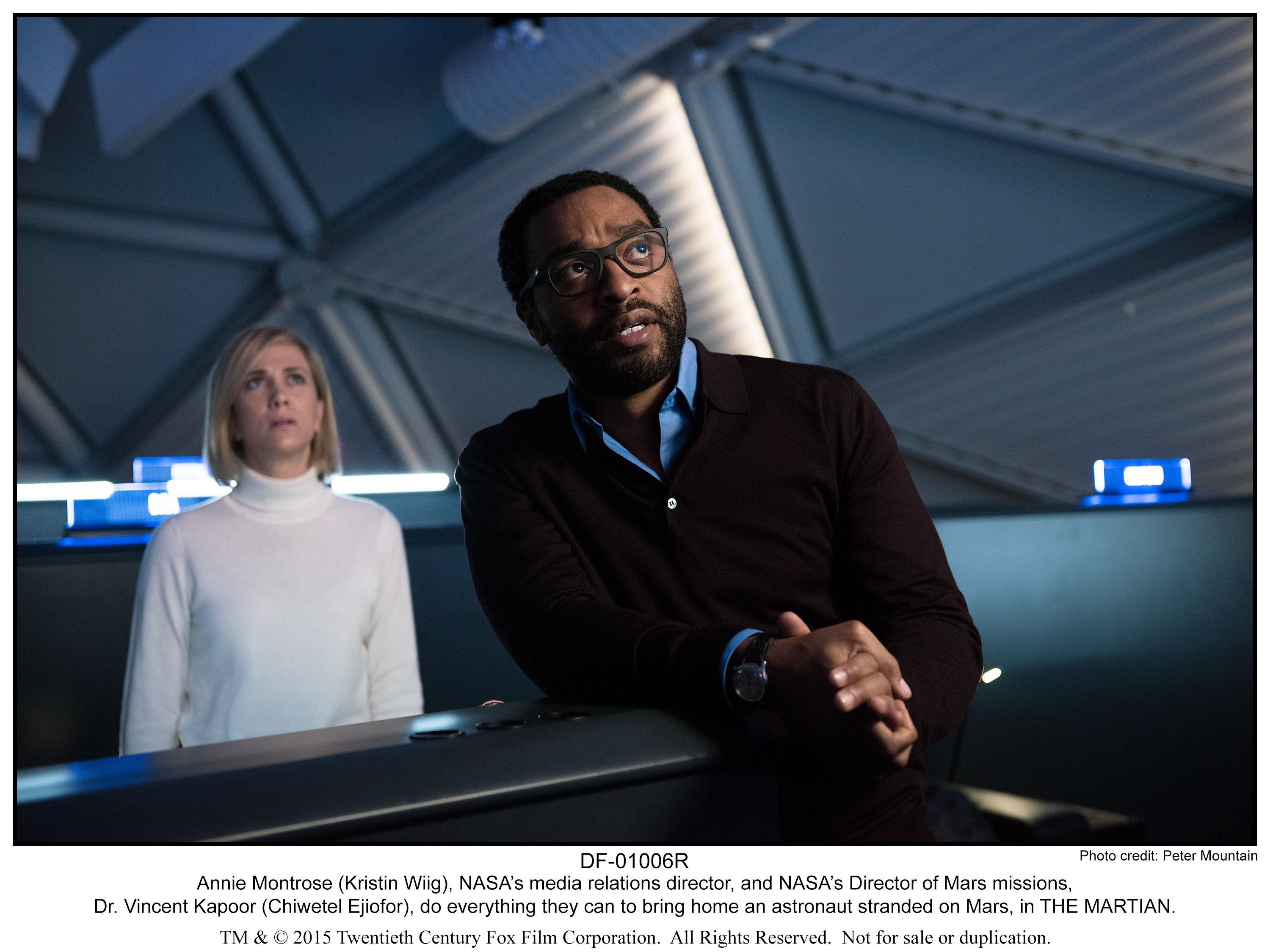 Chiwetel Ejiofor and Kristen Wiig in Марсианин (2015)