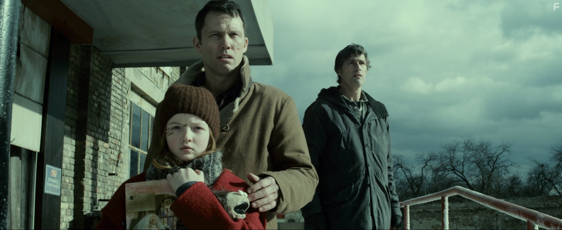 Jeffrey Donovan, Matthew Fox, and Quinn McColgan in Вымирание (2015)