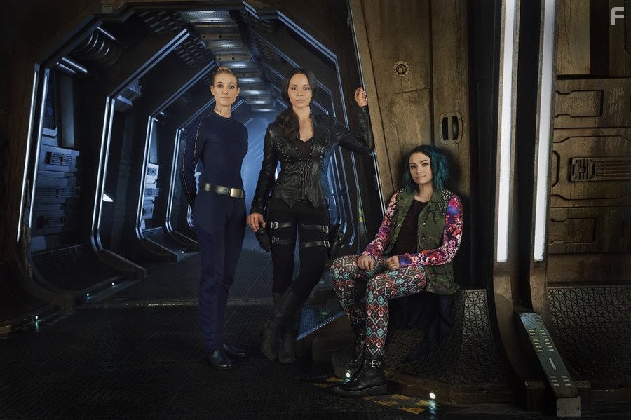 Jodelle Ferland, Zoie Palmer, and Melissa O'Neil in Тёмные дела (2015)