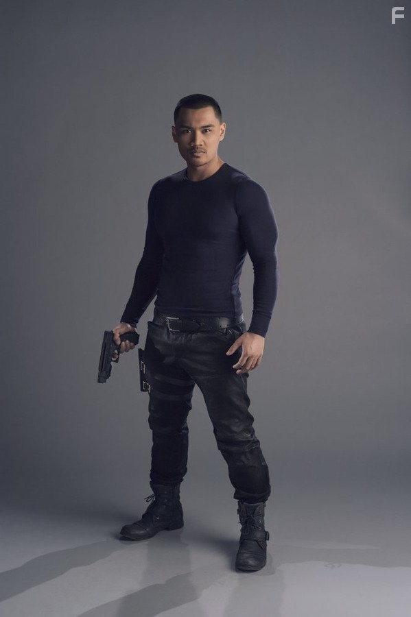 Alex Mallari Jr. in Тёмные дела (2015)