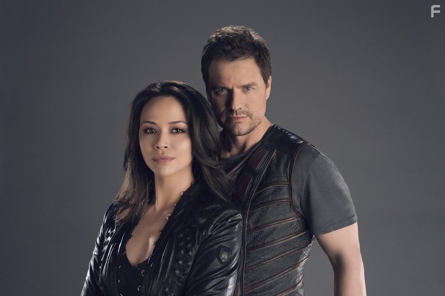 Anthony Lemke and Melissa O'Neil in Тёмные дела (2015)