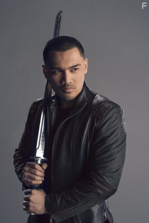 Alex Mallari Jr. in Тёмные дела (2015)