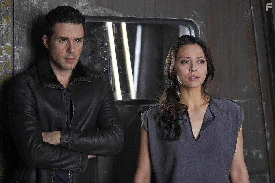 Melissa O'Neil and Marc Bendavid in Тёмные дела (2015)