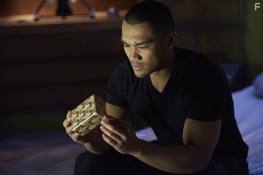 Alex Mallari Jr. in Тёмные дела (2015)