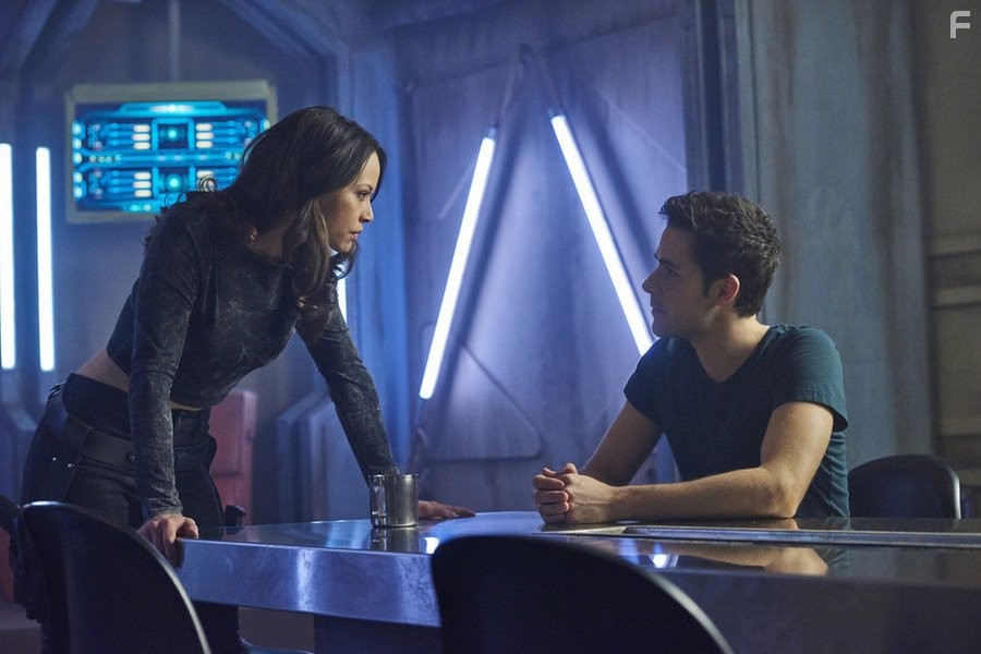 Melissa O'Neil and Marc Bendavid in Тёмные дела (2015)