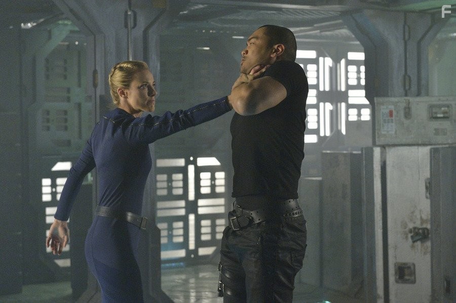 Zoie Palmer and Alex Mallari Jr. in Тёмные дела (2015)