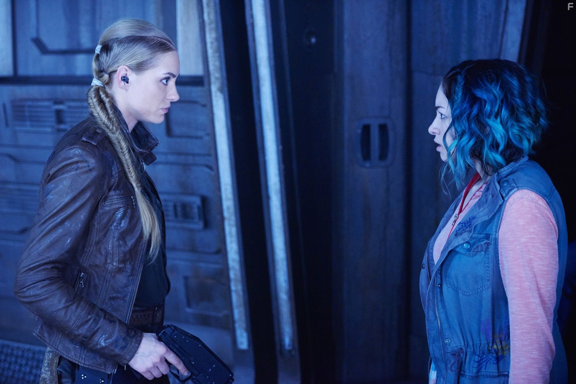 Jodelle Ferland and Jessica Sipos in Тёмные дела (2015)