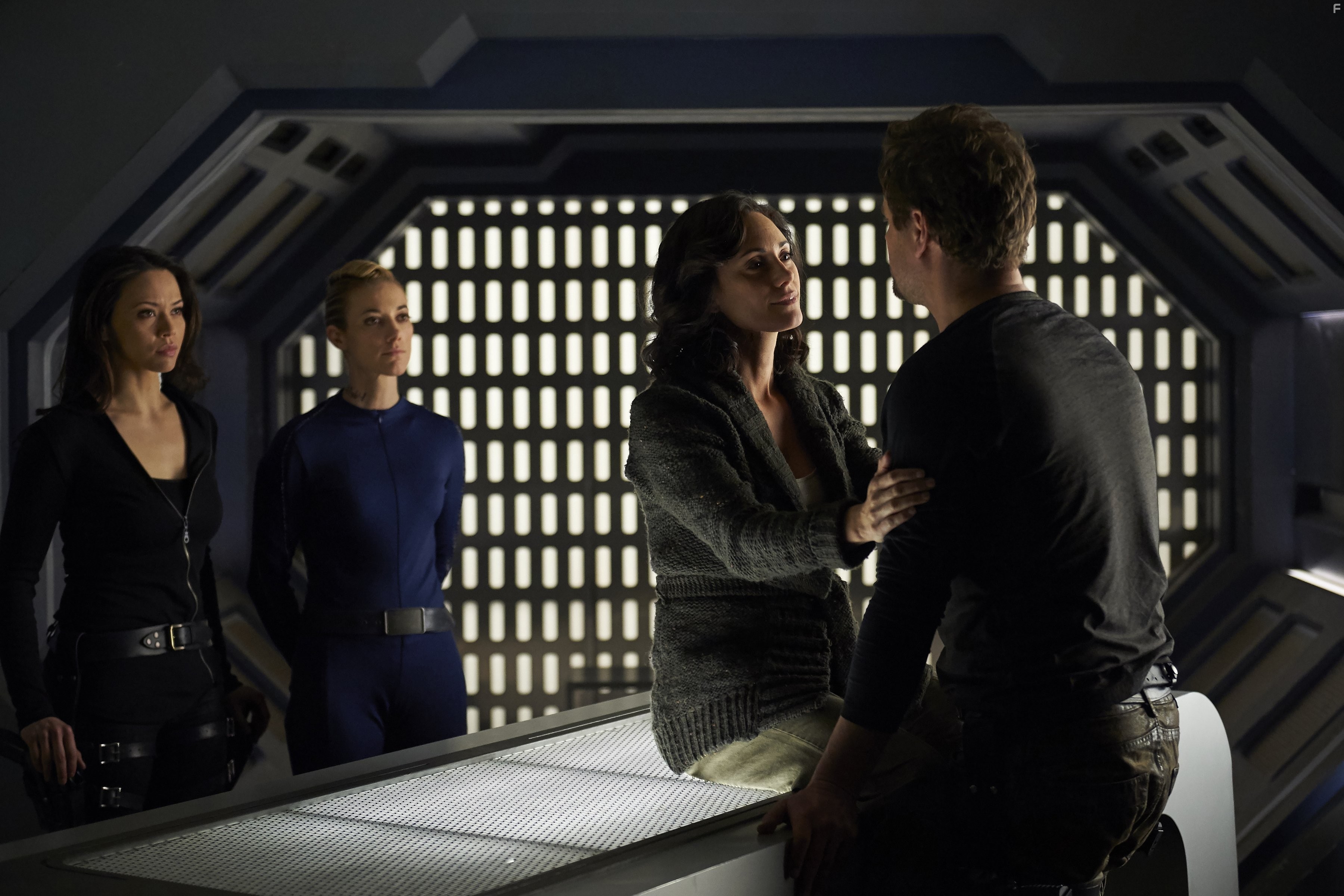 Anthony Lemke, Natalie Brown, Zoie Palmer, and Melissa O'Neil in Тёмные дела (2015)