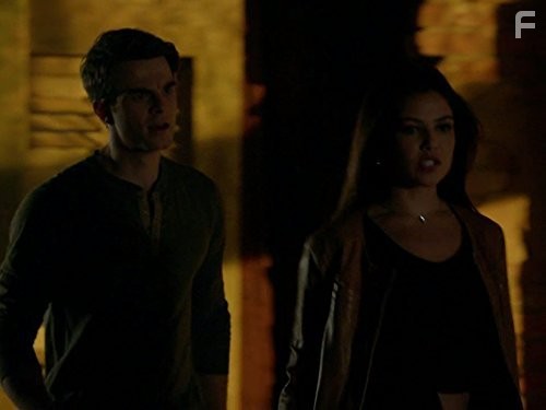 Nathaniel Buzolic and Danielle Campbell in Древние (2013)