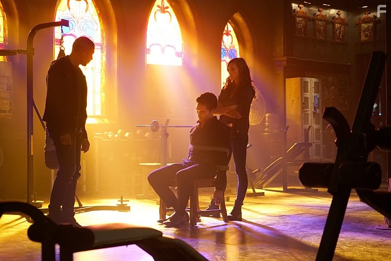 David E. Collier, Phoebe Tonkin, and Charles Michael Davis in Древние (2013)